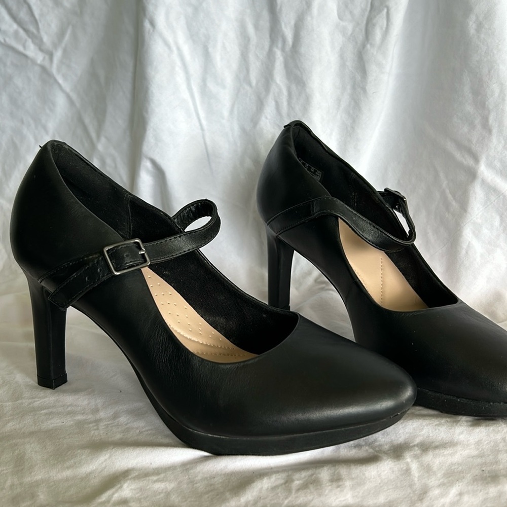 Clarks Womens Ambyr Shine heels